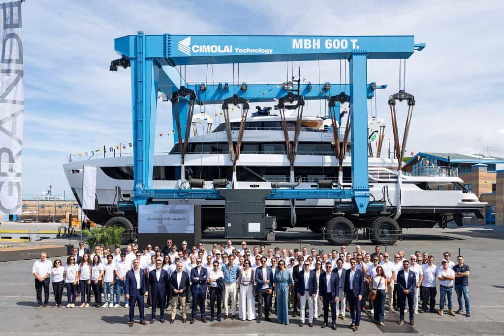 Azimut Grande 44M: что означает тихая ночь на 44-метровой яхте Спуск Azimut Grande 44M. Официальные материалы Azimut Yachts.