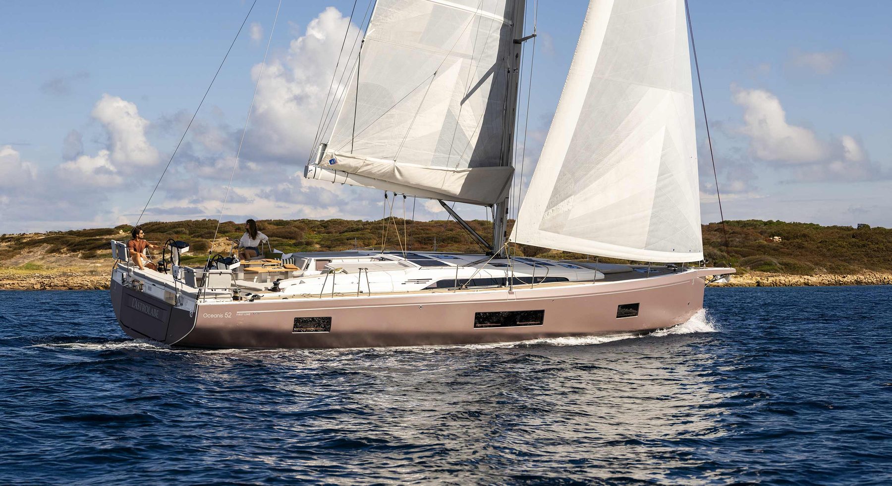 Oceanis 52 и Lagoon 55: однокорпусная яхта или круизный катамаран Oceanis 52: экстерьер, яхта под парусами сбоку