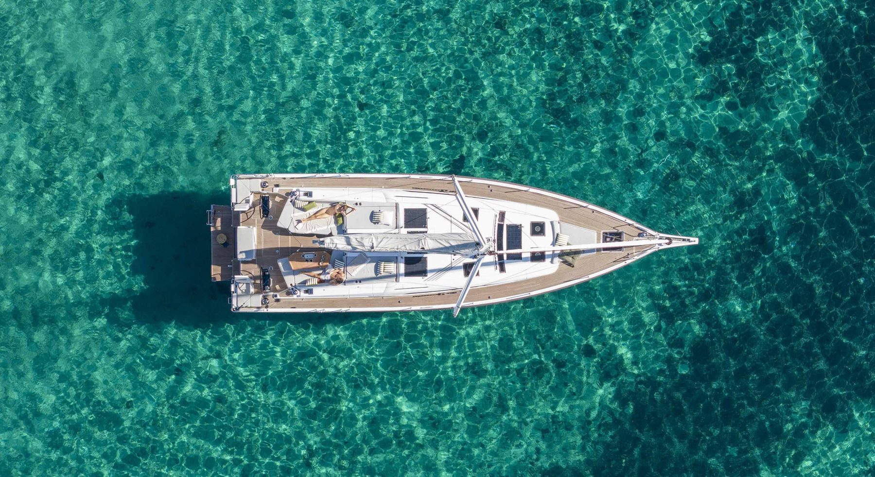 Oceanis 52 и Lagoon 55: однокорпусная яхта или круизный катамаран Oceanis 52: палуба, кокпит и планировка с воздуха