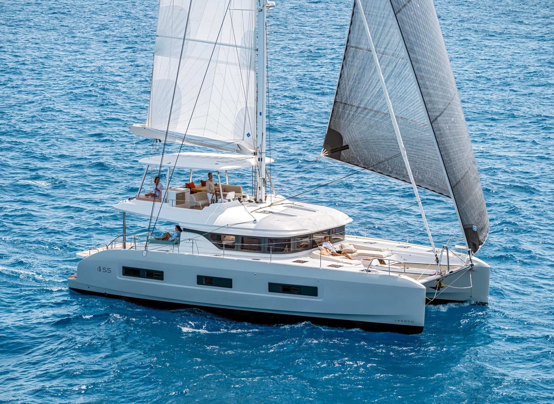 Oceanis 52 и Lagoon 55: однокорпусная яхта или круизный катамаран Lagoon 55: экстерьер, катамаран под парусами