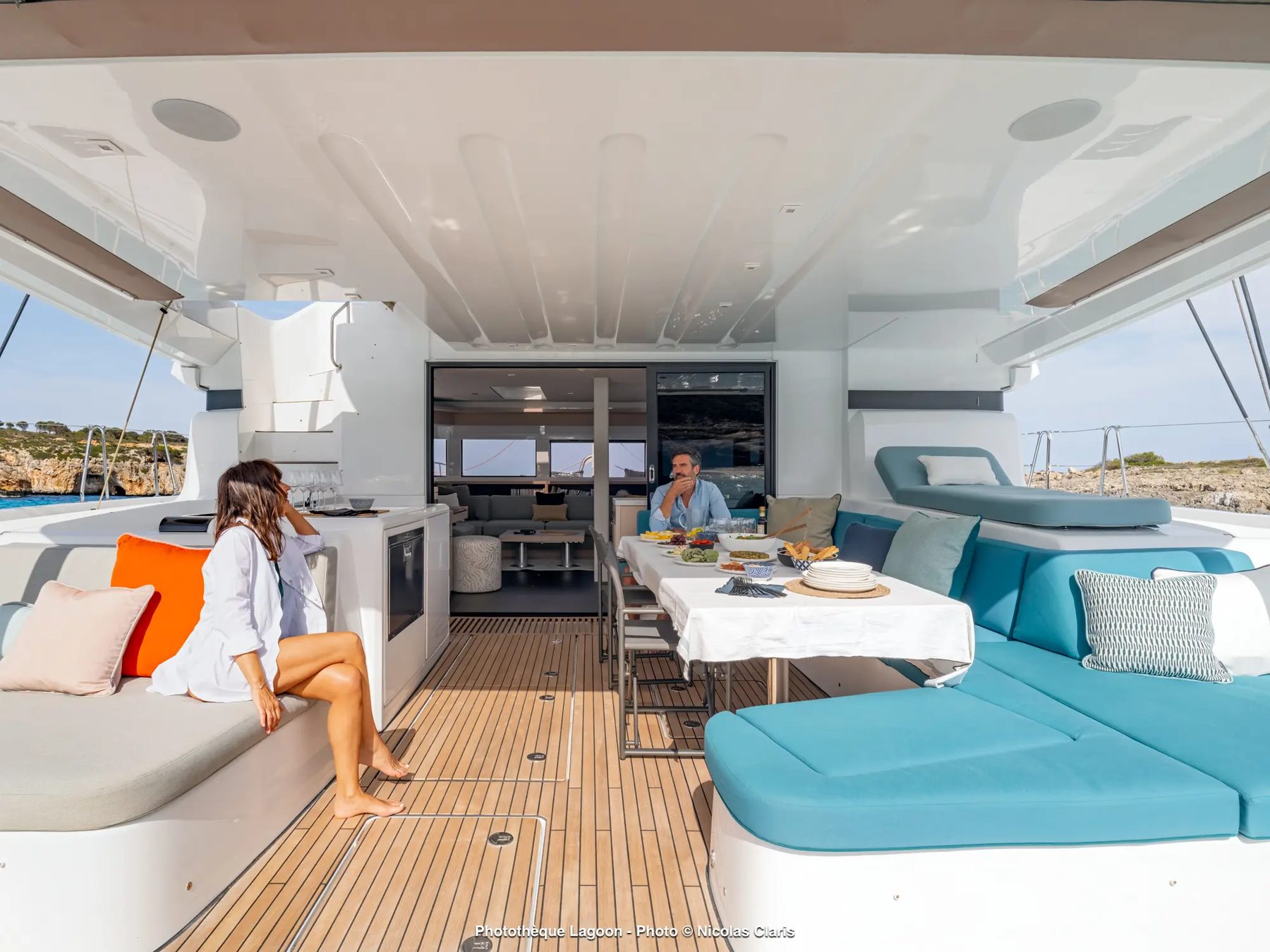 Oceanis 52 и Lagoon 55: однокорпусная яхта или круизный катамаран Lagoon 55: кормовой кокпит
