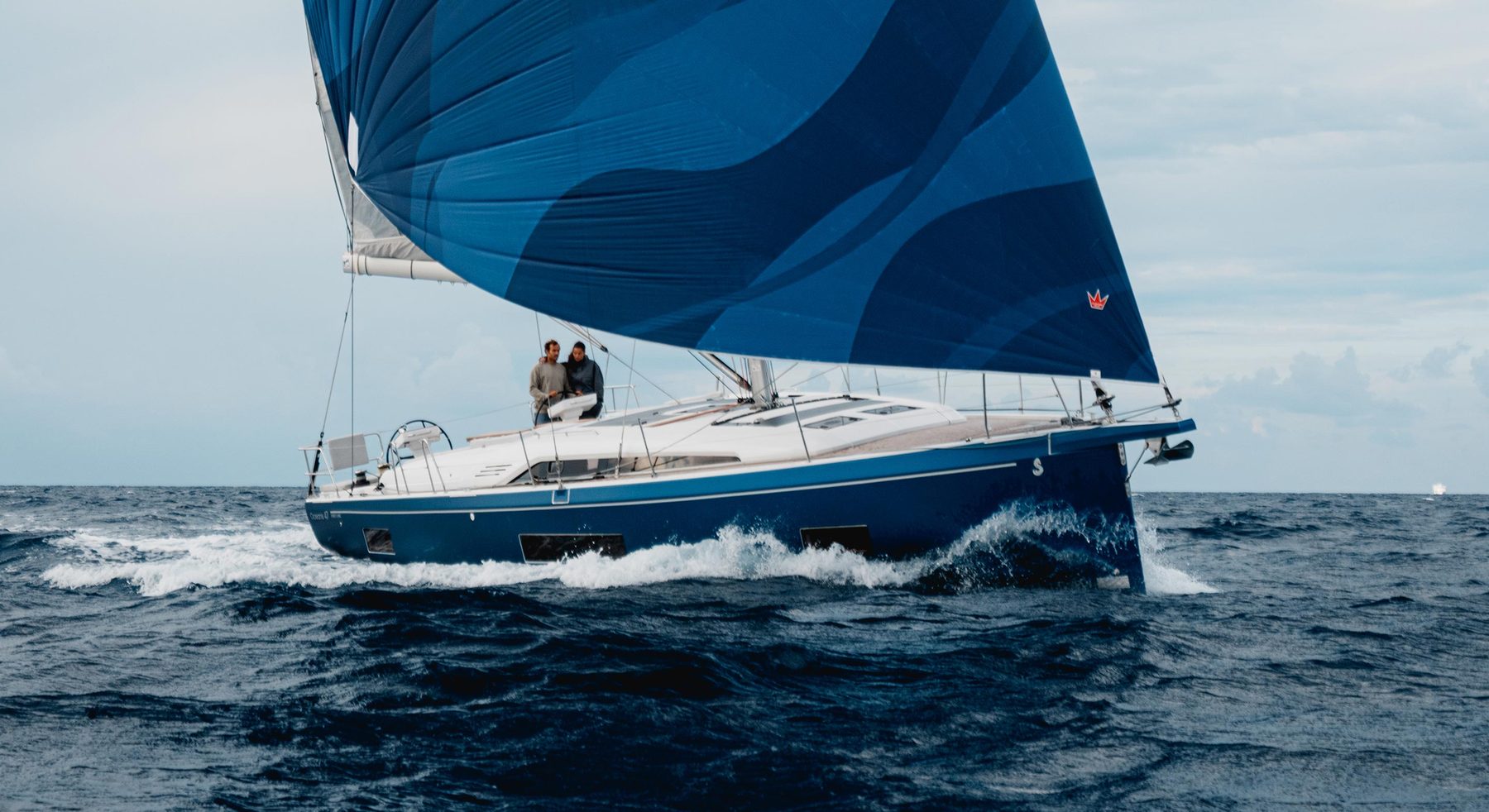 Oceanis 47: семейную яхту стоит выбирать с карты будущих маршрутов Oceanis 47: экстерьер, яхта под синим передним парусом