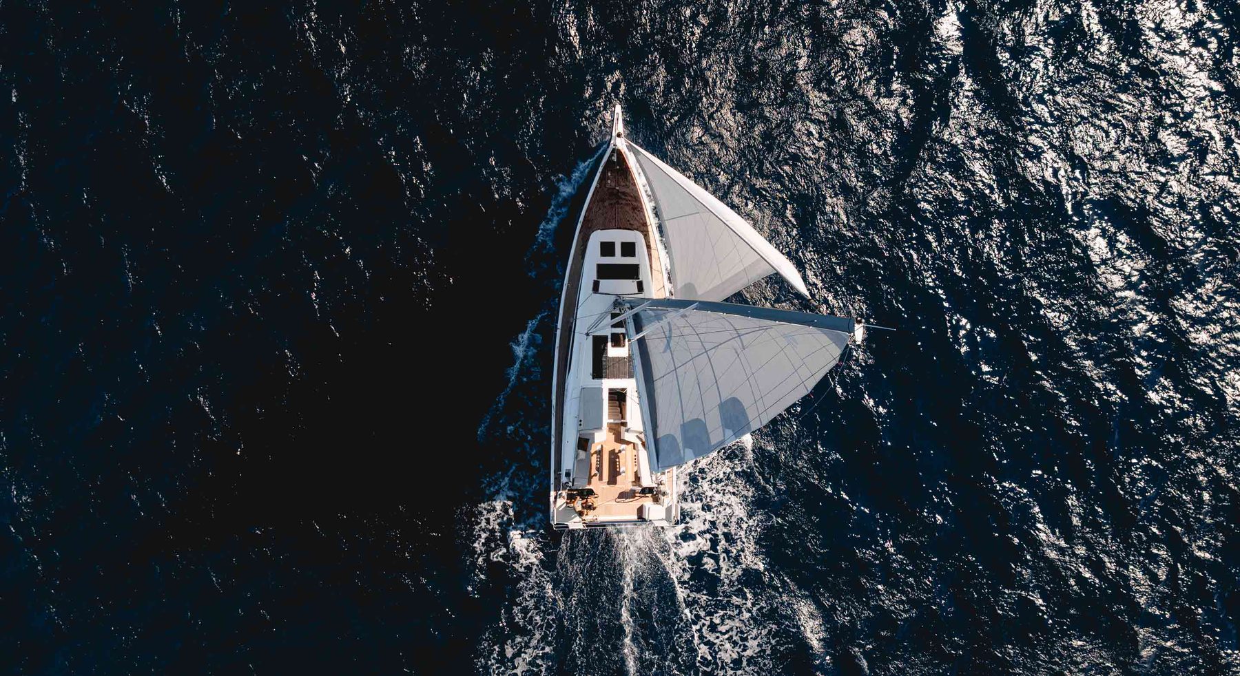 Oceanis 47: семейную яхту стоит выбирать с карты будущих маршрутов Oceanis 47: палуба и кокпит с высоты