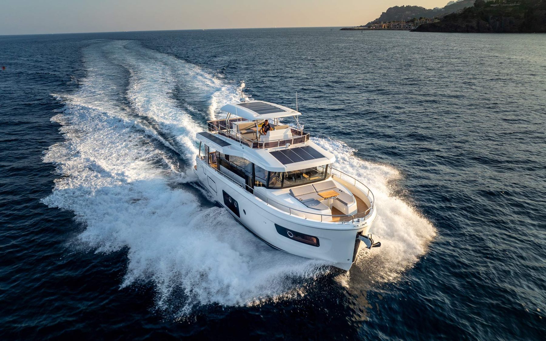 Swift Trawler 54: как выбирать яхту для долгой жизни на борту Swift Trawler 54: общий вид на ходу с носовой четверти
