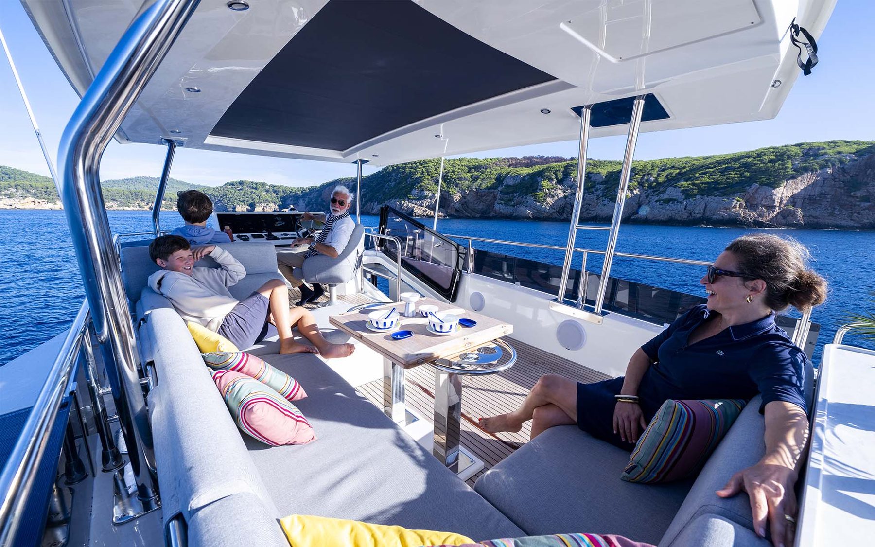 Swift Trawler 54: как выбирать яхту для долгой жизни на борту Swift Trawler 54: обеденная зона флайбриджа под хардтопом