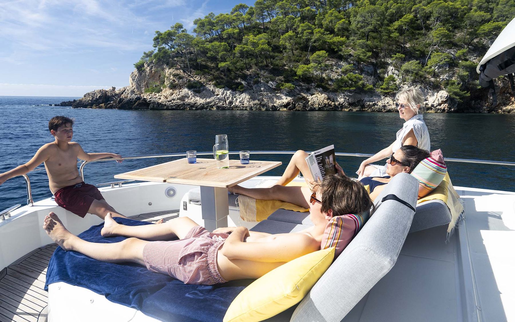 Swift Trawler 54: как выбирать яхту для долгой жизни на борту Swift Trawler 54: кормовой кокпит со столом и диваном