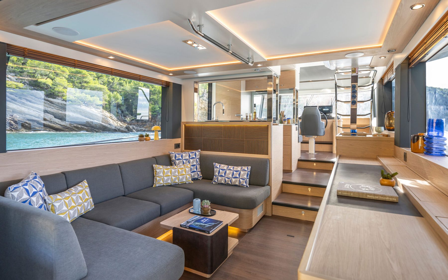 Swift Trawler 54: как выбирать яхту для долгой жизни на борту Swift Trawler 54: общий вид салона