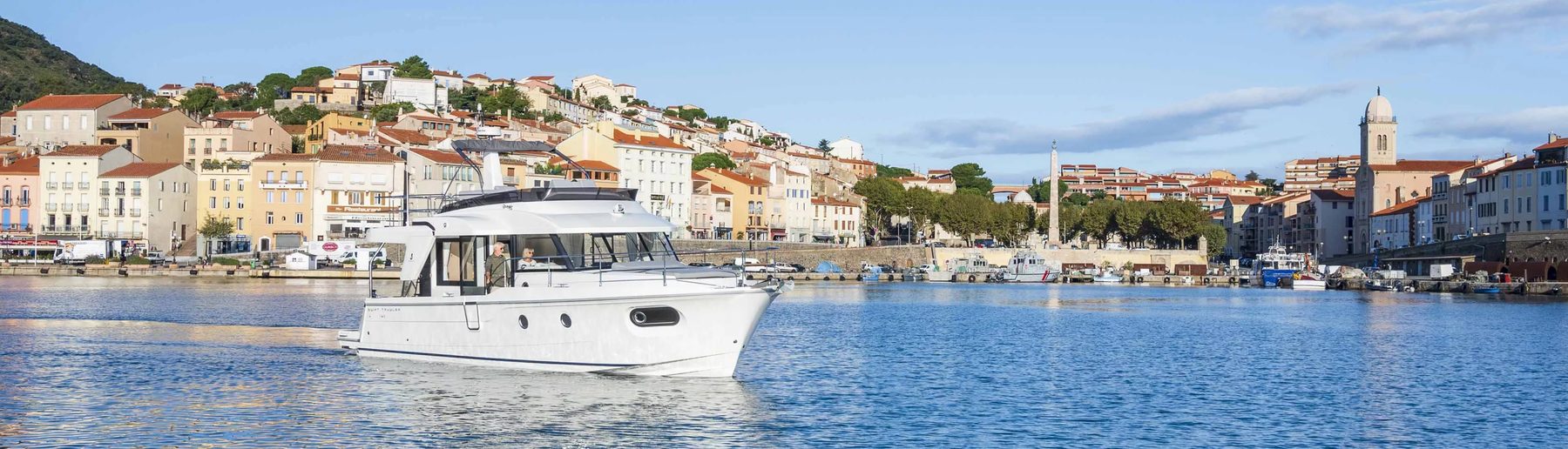 Swift Trawler 41 Fly на Bosphorus Boat Show 2026: яхта для семейного маршрута Swift Trawler 41 Fly: общий вид у набережной, виден флайбридж