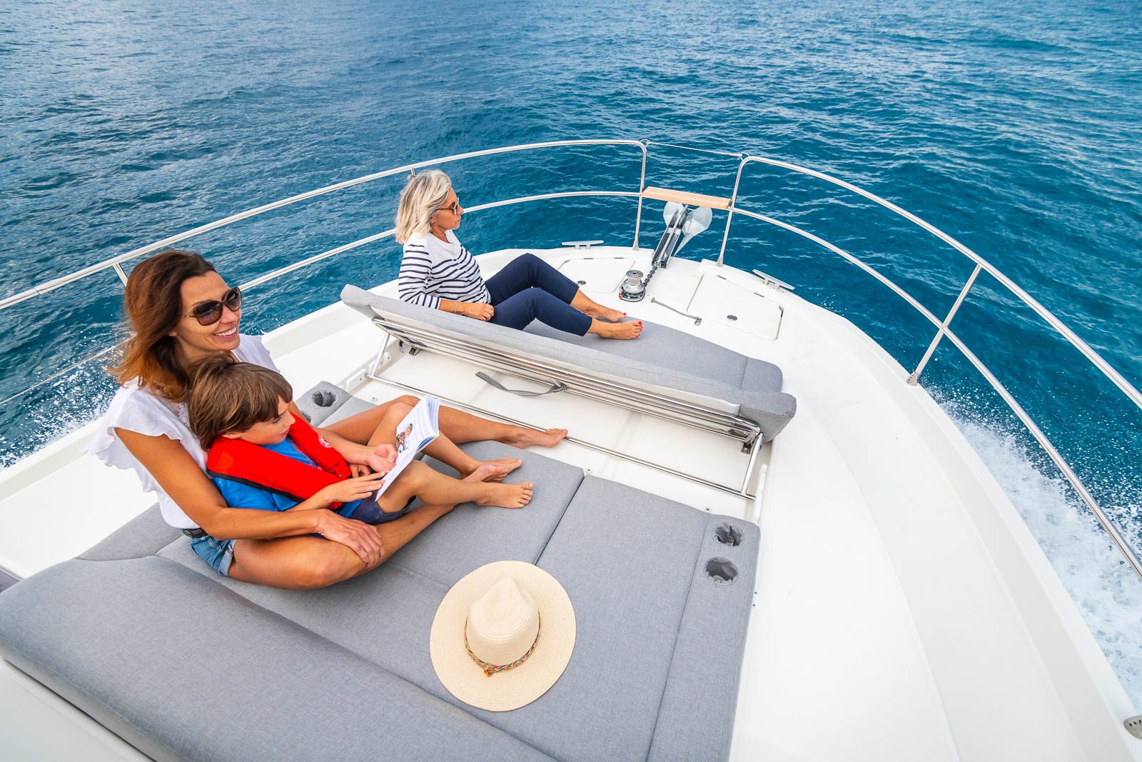 Swift Trawler 41 Fly на Bosphorus Boat Show 2026: яхта для семейного маршрута Swift Trawler 41 Fly: носовая палуба с местами для отдыха