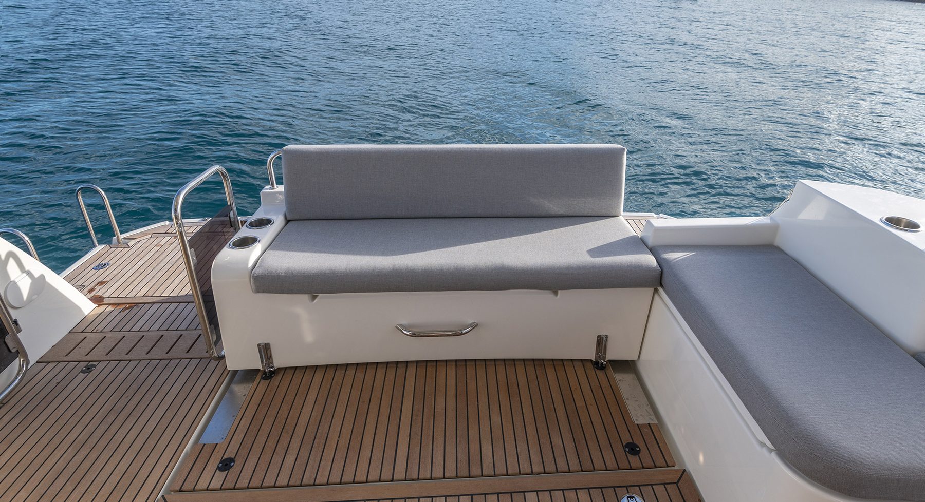 Swift Trawler 41 Fly на Bosphorus Boat Show 2026: яхта для семейного маршрута Swift Trawler 41 Fly: кормовой кокпит с трансформируемой скамьёй