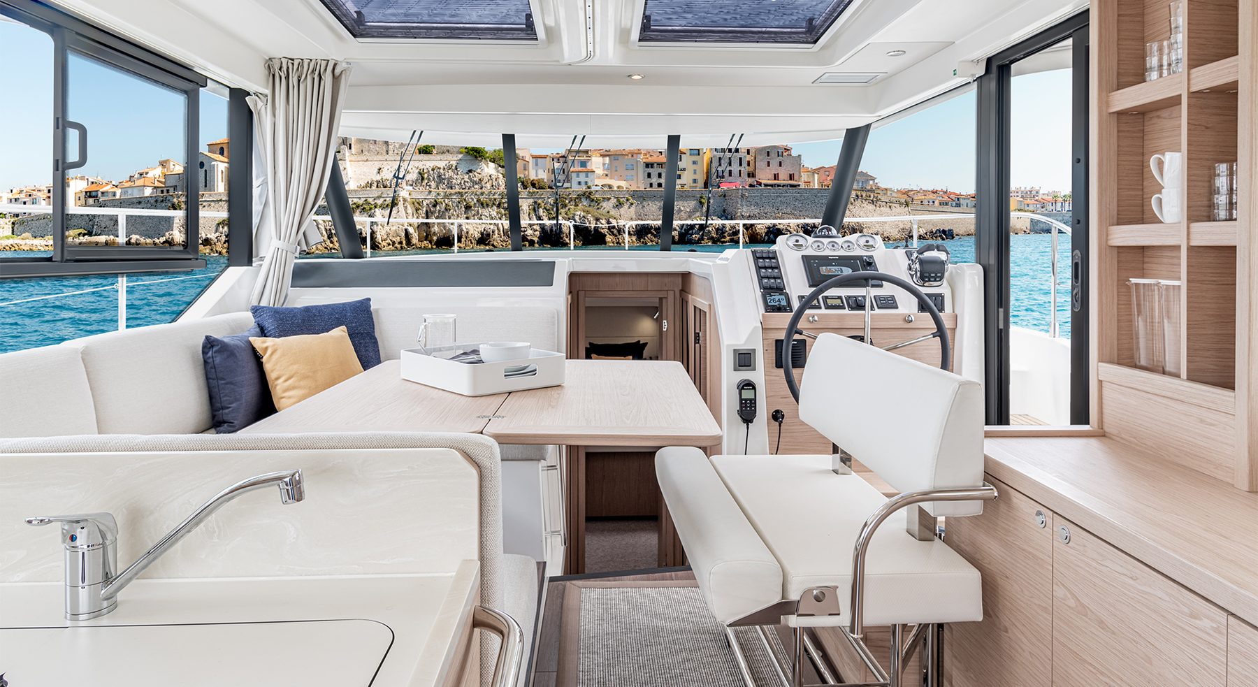 Swift Trawler 41 Fly на Bosphorus Boat Show 2026: яхта для семейного маршрута Swift Trawler 41 Fly: салон, камбуз и пост управления