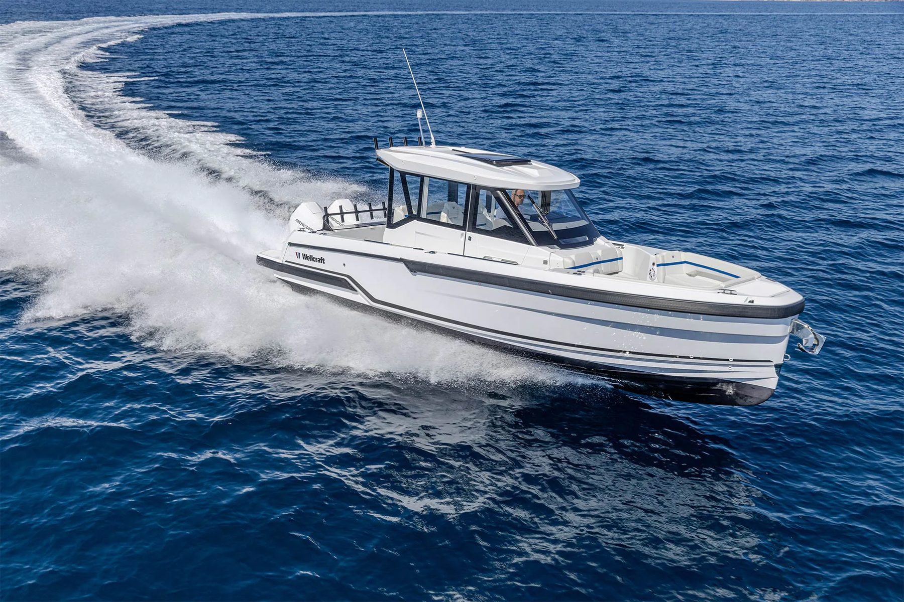 Wellcraft 28 Explorer: закрытая рубка и три сценария кормового кокпита Wellcraft 28 Explorer: ходовой ракурс три четверти, хорошо видна закрытая рубка