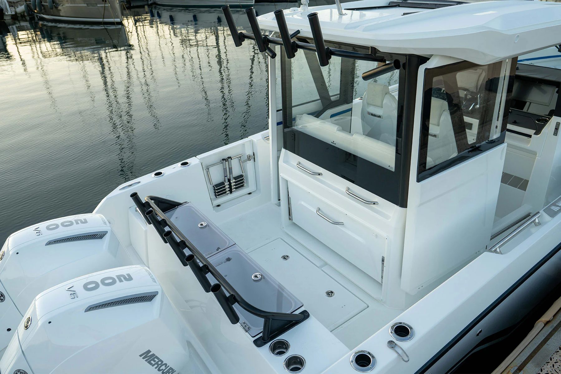 Wellcraft 28 Explorer: закрытая рубка и три сценария кормового кокпита Wellcraft 28 Explorer: кормовой кокпит, открытая рабочая зона и рубка