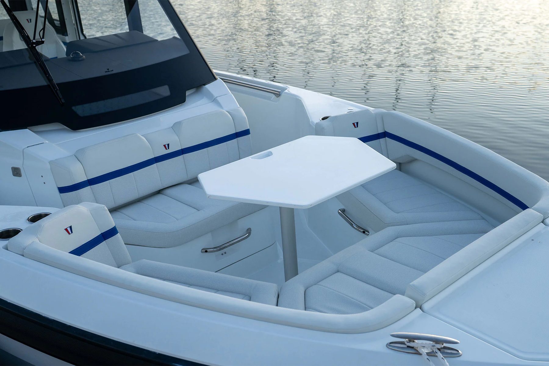 Wellcraft 28 Explorer: закрытая рубка и три сценария кормового кокпита Wellcraft 28 Explorer: носовая палуба, обеденный стол и сидения