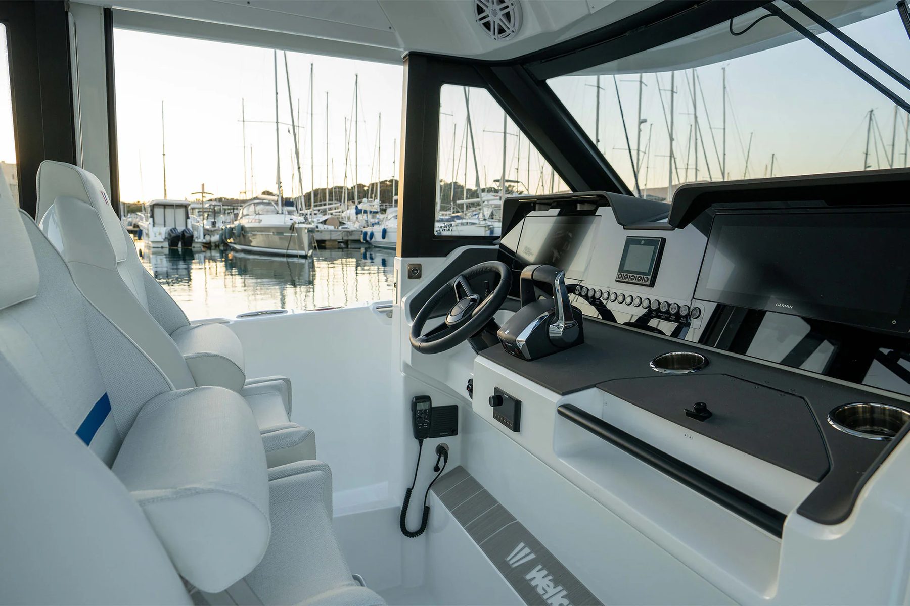 Wellcraft 28 Explorer: закрытая рубка и три сценария кормового кокпита Wellcraft 28 Explorer: интерьер, закрытая рубка и пост управления