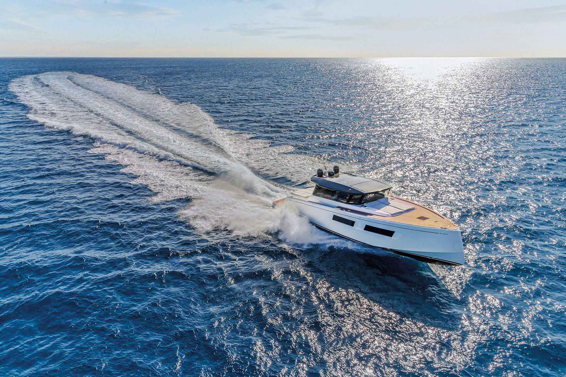Pardo GT52: турецкая премьера, в которой всё решает расположение кухни Pardo GT52: экстерьер, ходовой ракурс сверху, море и кильватерный след