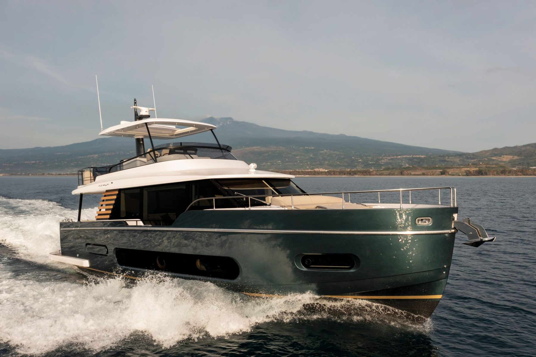 Azimut Magellano 60: как выбирать темп путешествия по данным расхода Azimut Magellano 60: экстерьер на ходу, передняя четверть