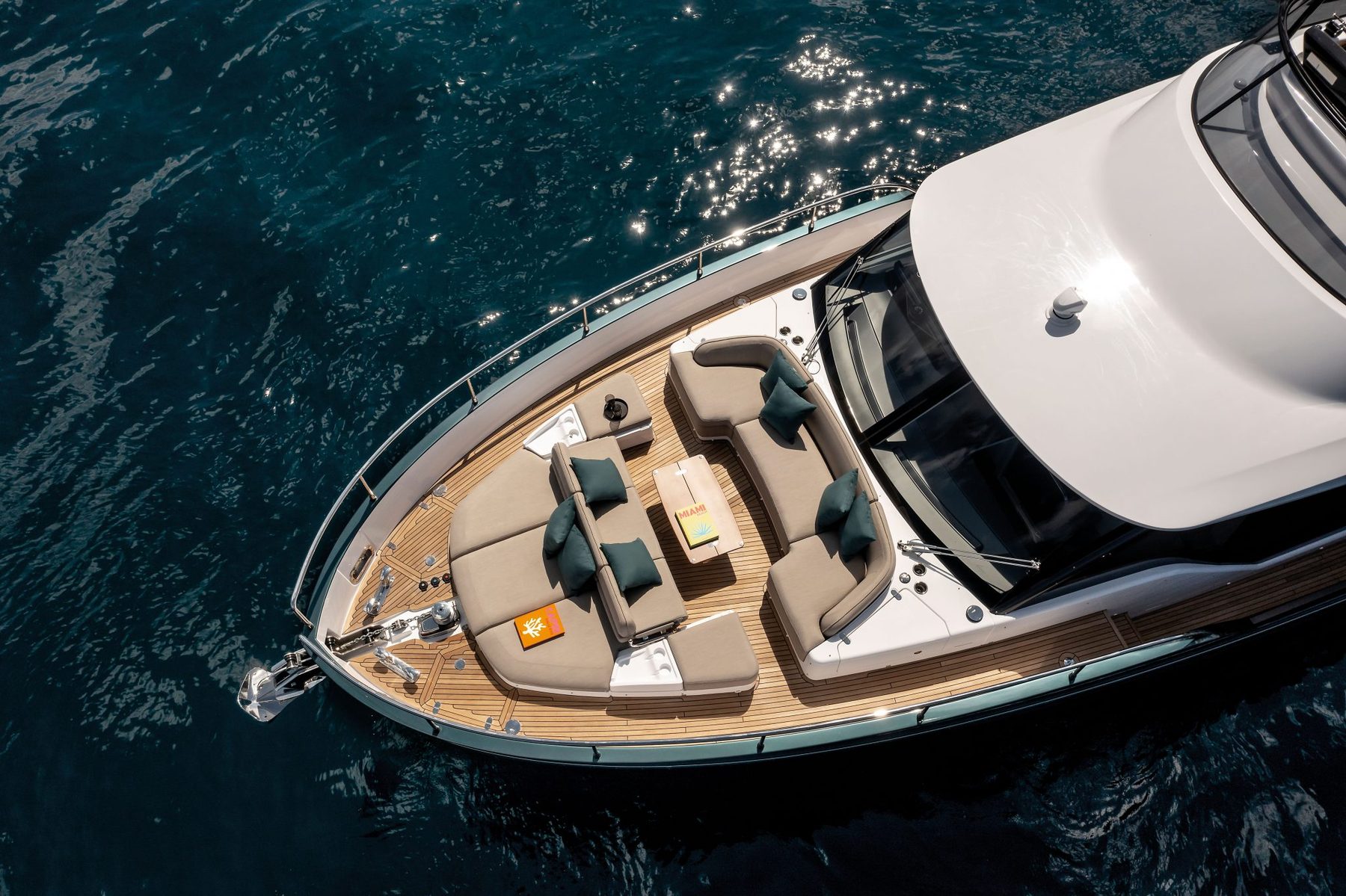 Azimut Magellano 60: как выбирать темп путешествия по данным расхода Azimut Magellano 60: носовая палуба и лежаки, вид сверху