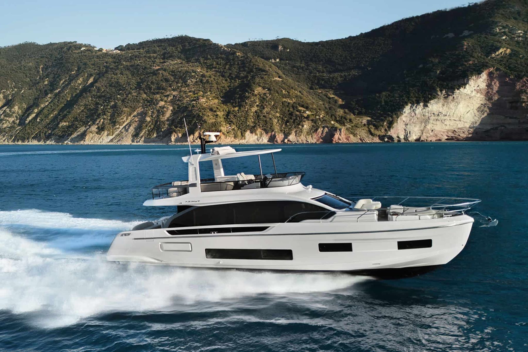 Azimut Fly 62: как Beach Cockpit меняет отдых на корме Azimut Fly 62: экстерьер на ходу, профиль