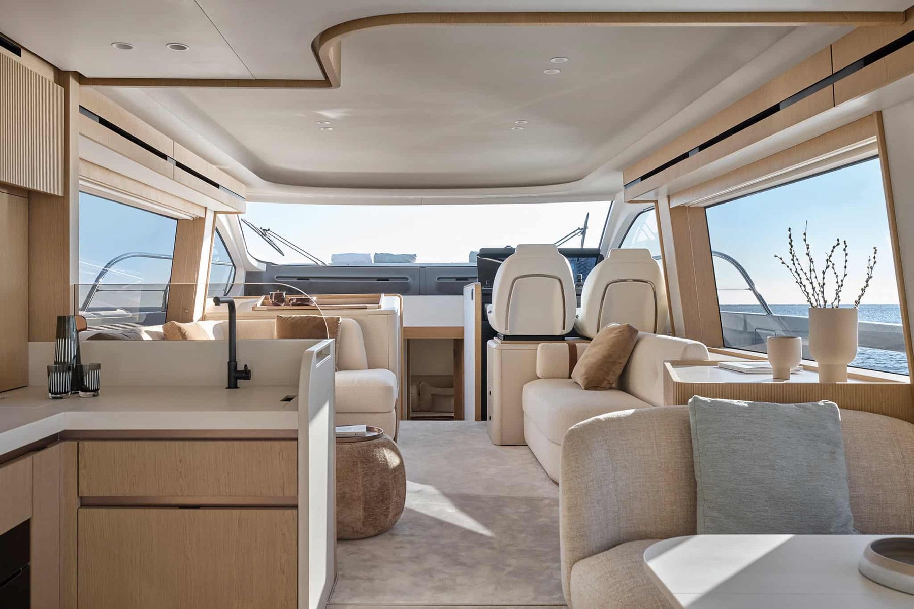 Azimut Fly 62: как Beach Cockpit меняет отдых на корме Azimut Fly 62: салон, вид в нос к посту управления