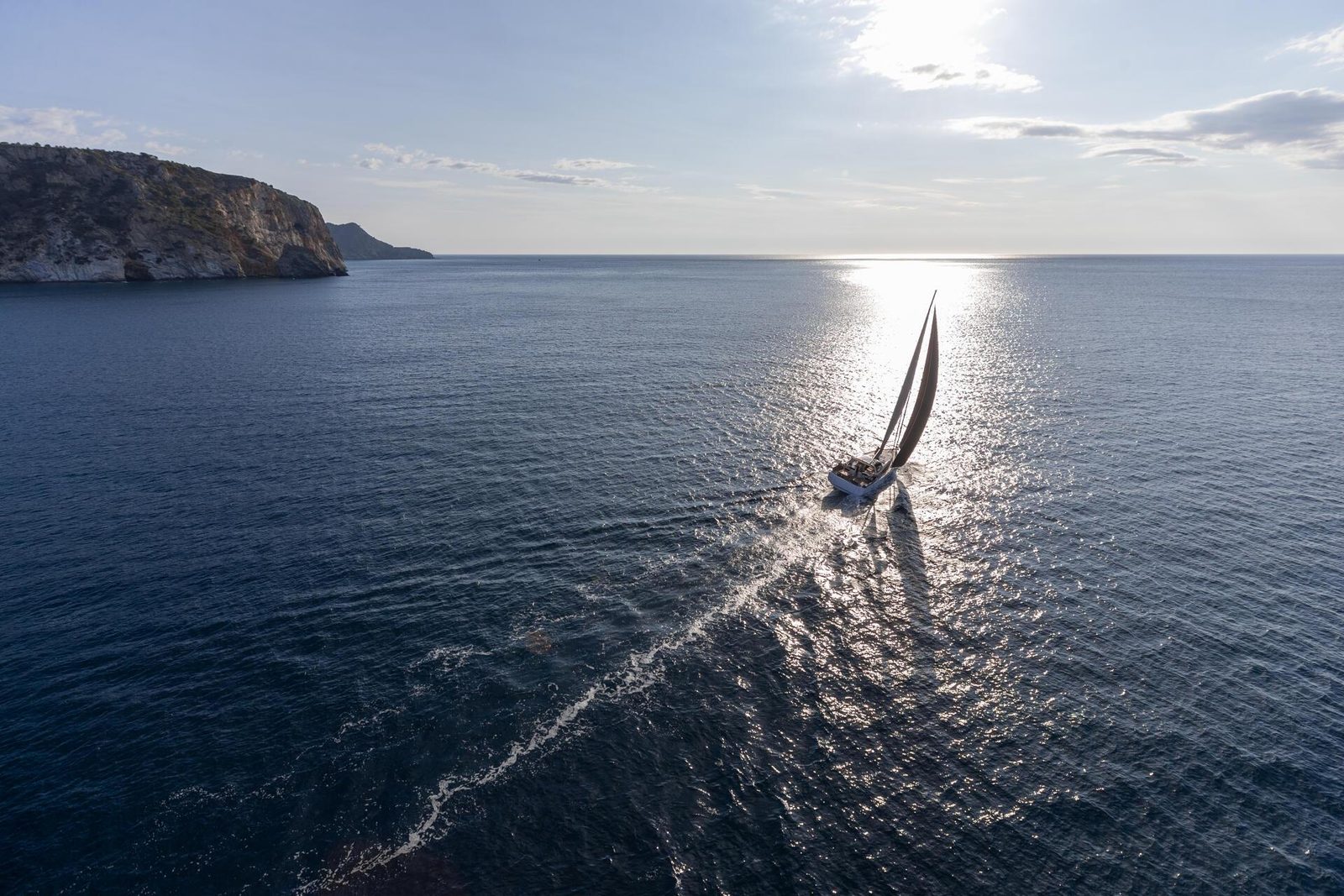 Jeanneau Yachts 55: три входа меняют отношения на борту Jeanneau Yachts 55