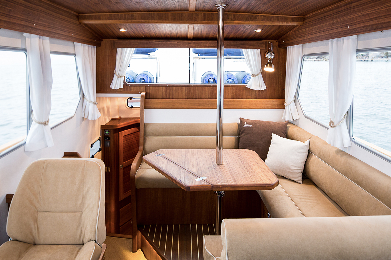 Targa 32, рубка в версии Flybridge