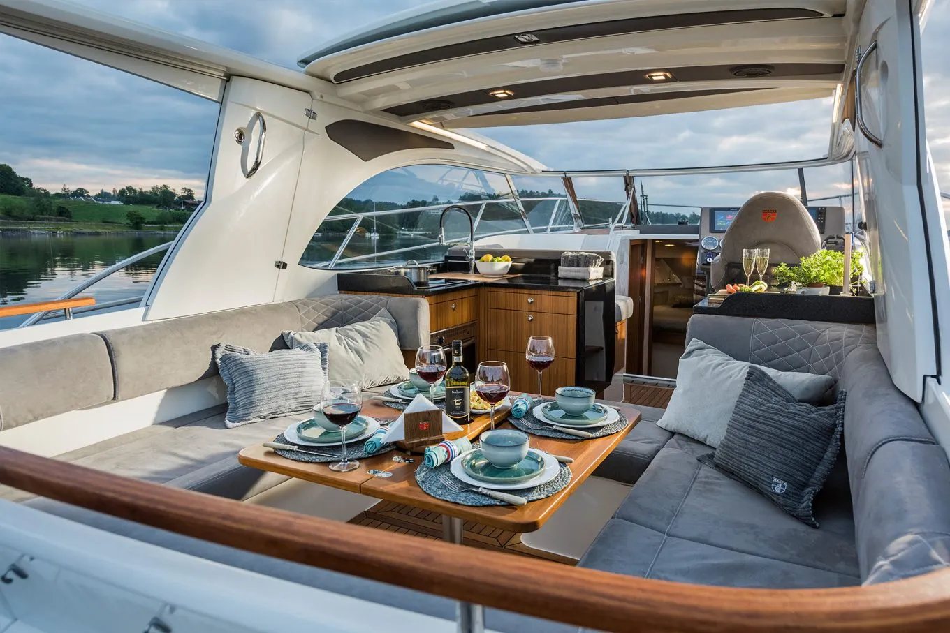 Marex 360 Cabriolet Cruiser: большой кокпит и реальные условия жизни на борту Marex 360 Cabriolet Cruiser