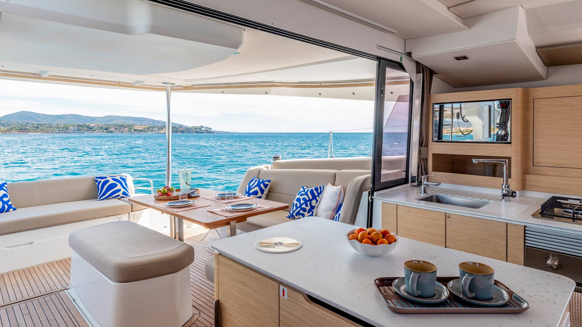 Fountaine Pajot FP44: нужны ли вам островной камбуз и владельческий корпус? Интерьер FP44