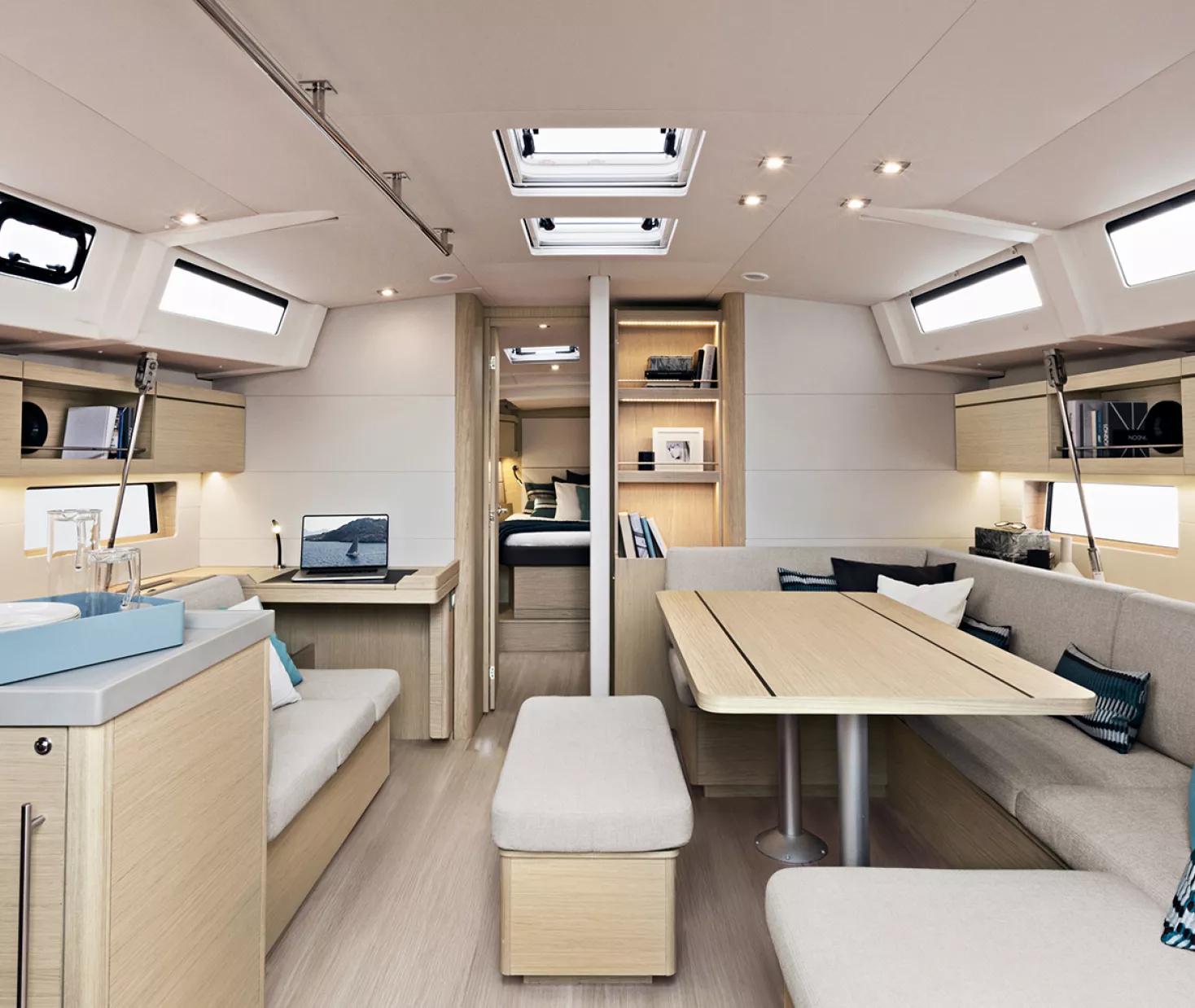 Салон Oceanis 46.1, обеденная зона и трап; конкретное интерьерное исполнение.
