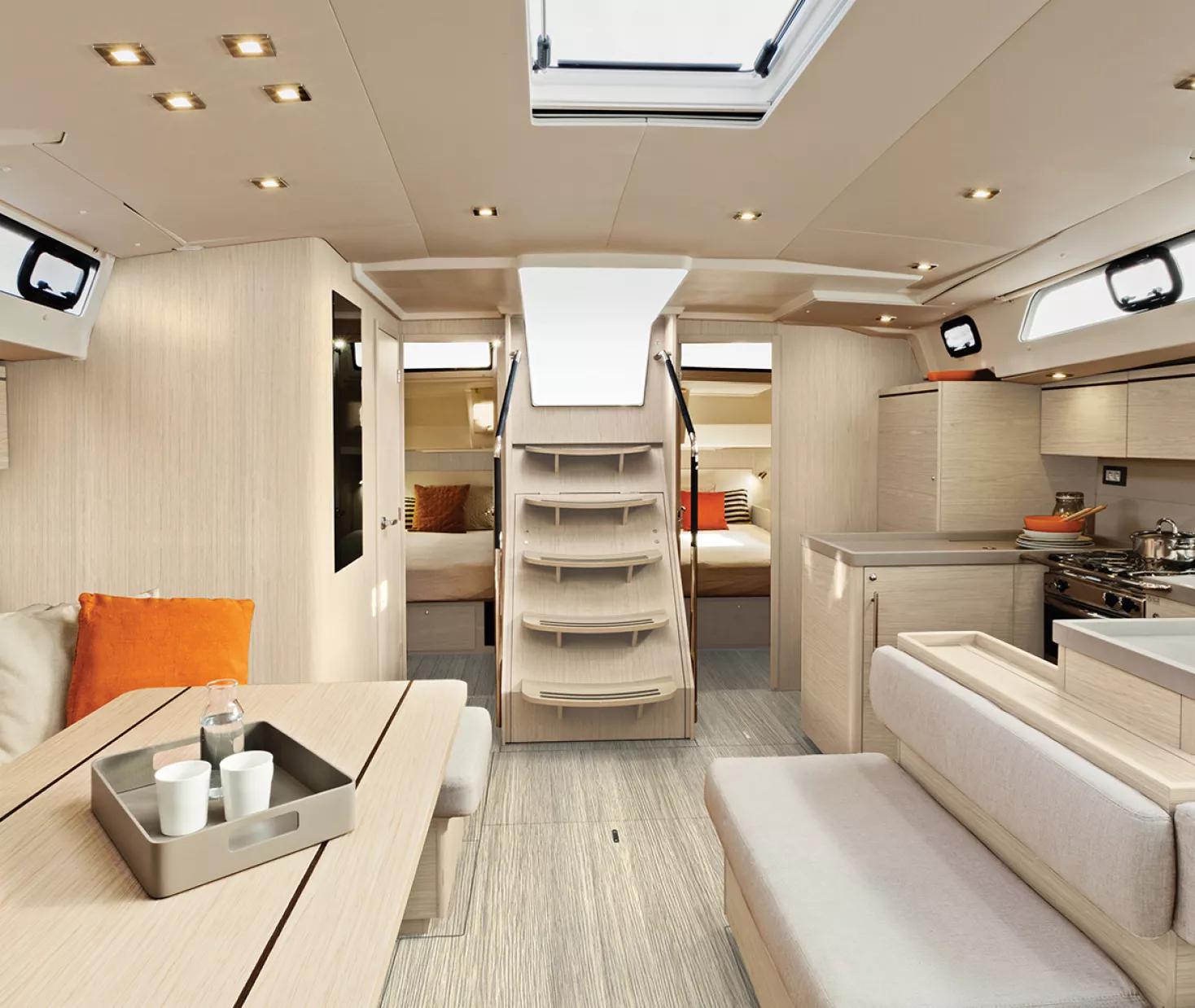 Салон Oceanis 51.1, U-образный камбуз и трап.