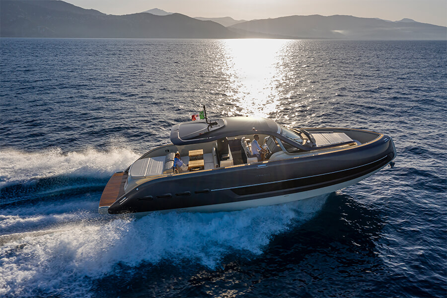 Invictus TT460: открытая яхта с каютами — где проходит граница комфорта? Invictus TT460 на ходу; заводская фотография.