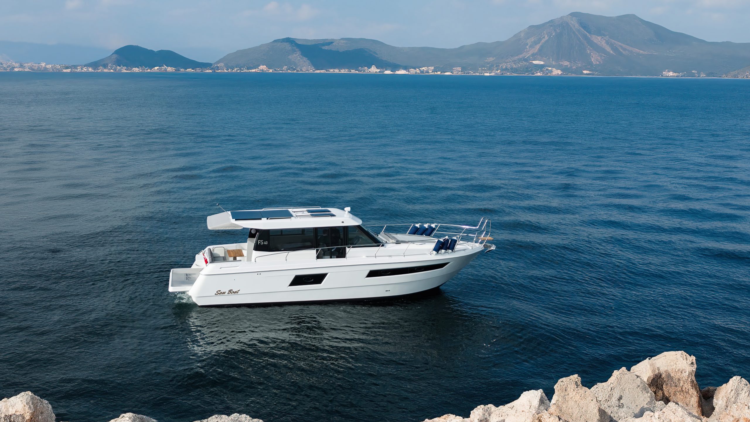 Mursan FS40 Coupe: как устроить семейный отпуск на 12 метрах FS40 Coupe: закрытая рубка, носовая зона отдыха и кормовая платформа.