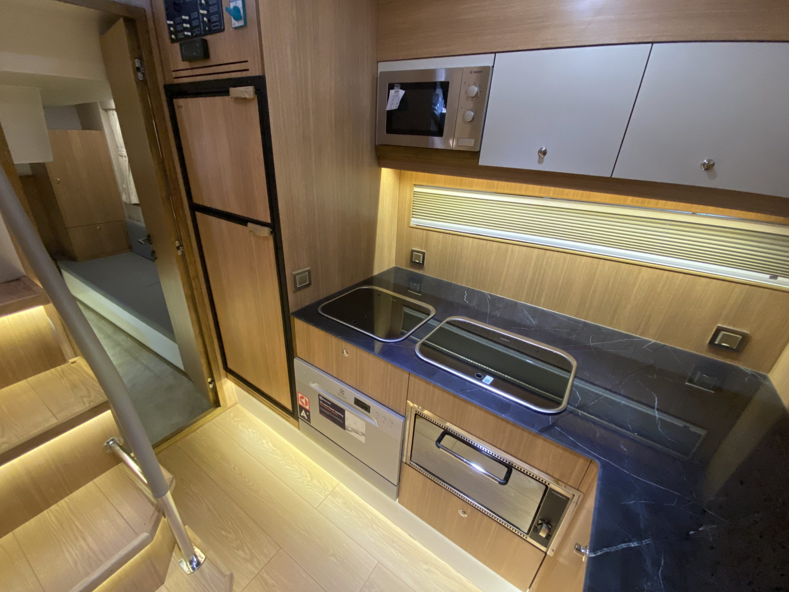 Mursan FS40 Coupe: как устроить семейный отпуск на 12 метрах FS40 Coupe: камбуз; показанные дополнительные приборы не означают базовую комплектацию.