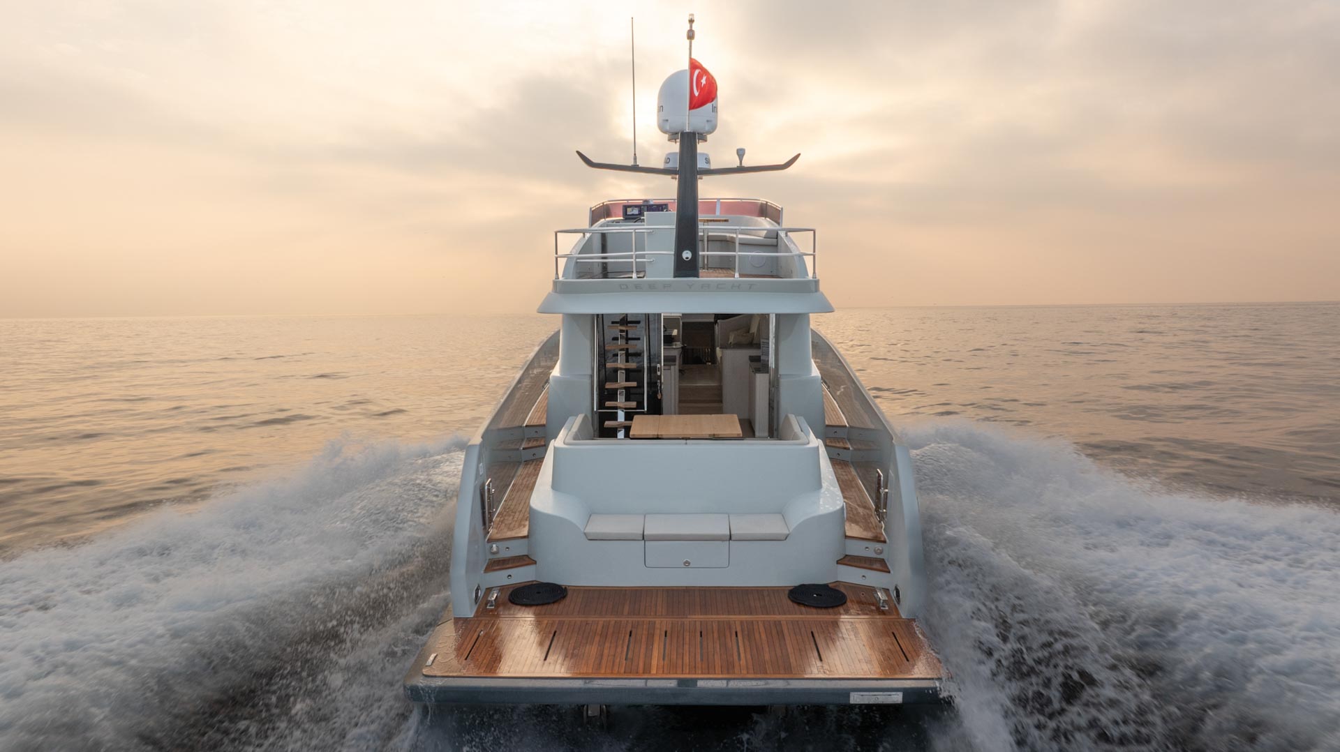 Deep Yacht Fly 52: две каюты, флайбридж и пространство для жизни Deep Fly 52 на ходу, вид с кормы. Материалы Deep Yacht; комплектация конкретного корпуса уточняется.