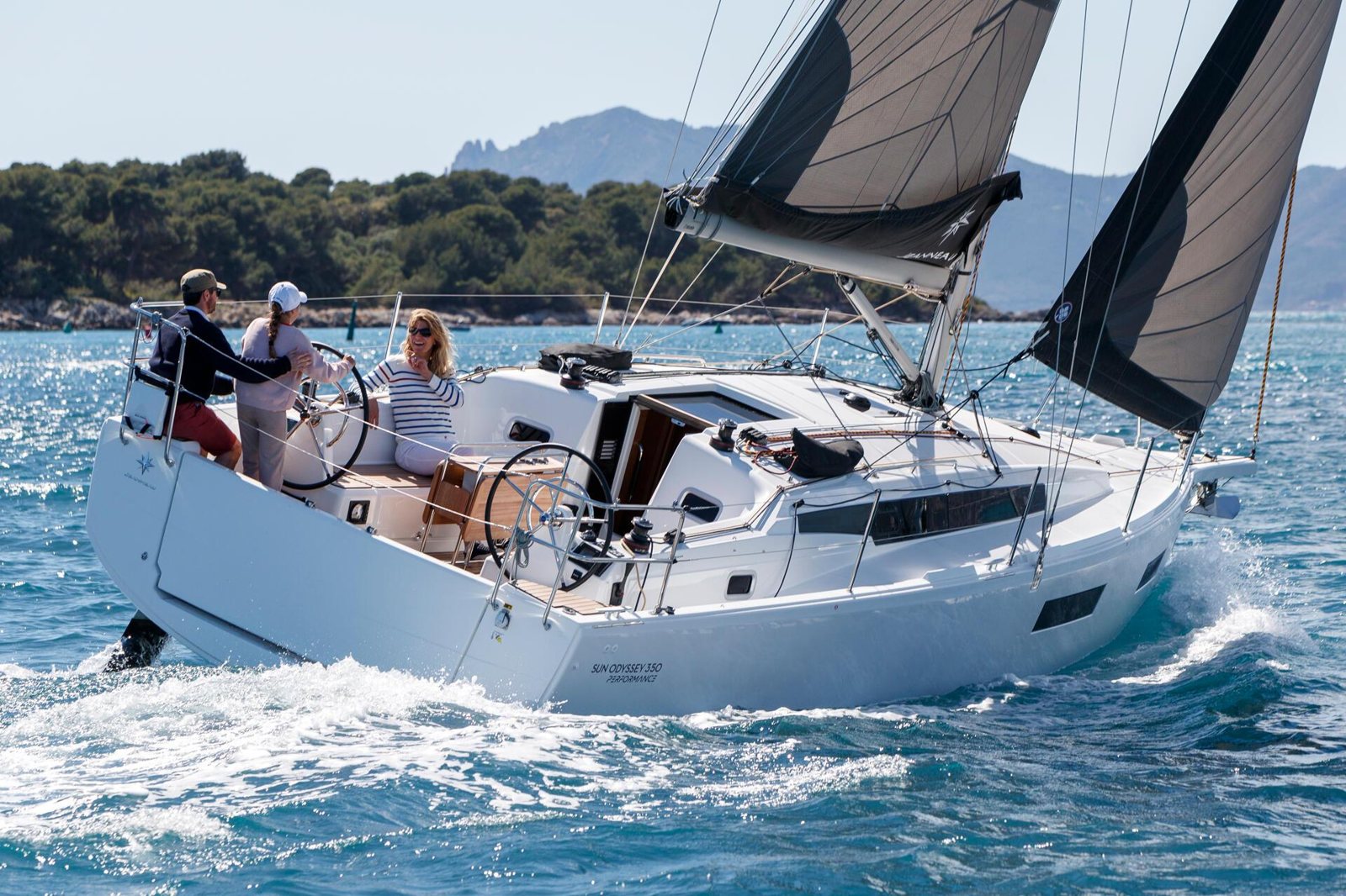 Jeanneau Sun Odyssey 350: семейный крейсер начинается с выбора киля Jeanneau Sun Odyssey 350