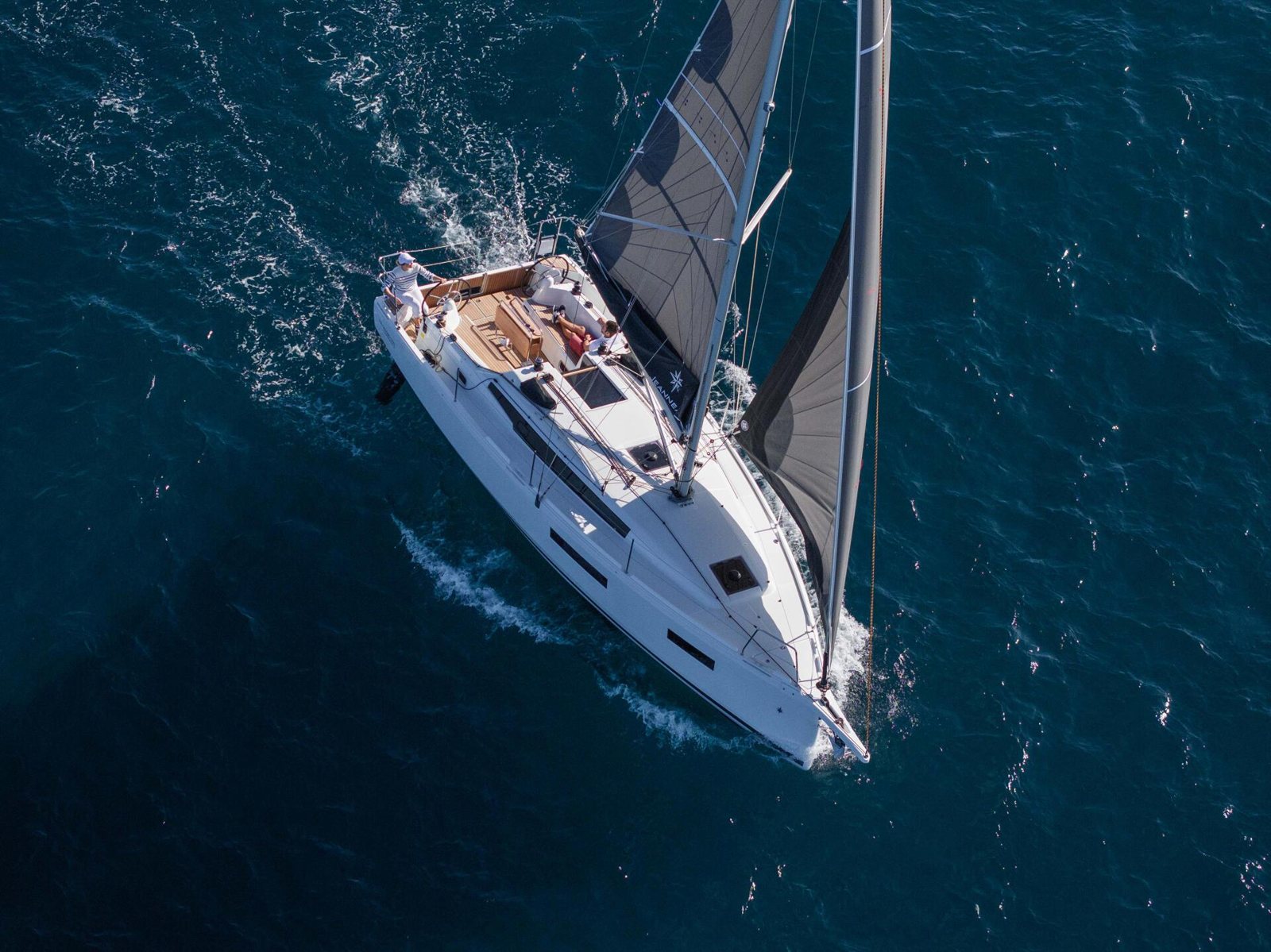 Jeanneau Sun Odyssey 350: семейный крейсер начинается с выбора киля Jeanneau Sun Odyssey 350