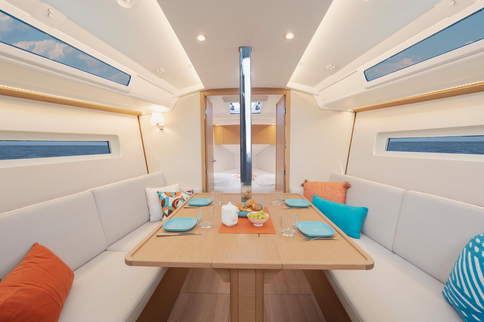 Jeanneau Sun Odyssey 350: семейный крейсер начинается с выбора киля Jeanneau Sun Odyssey 350