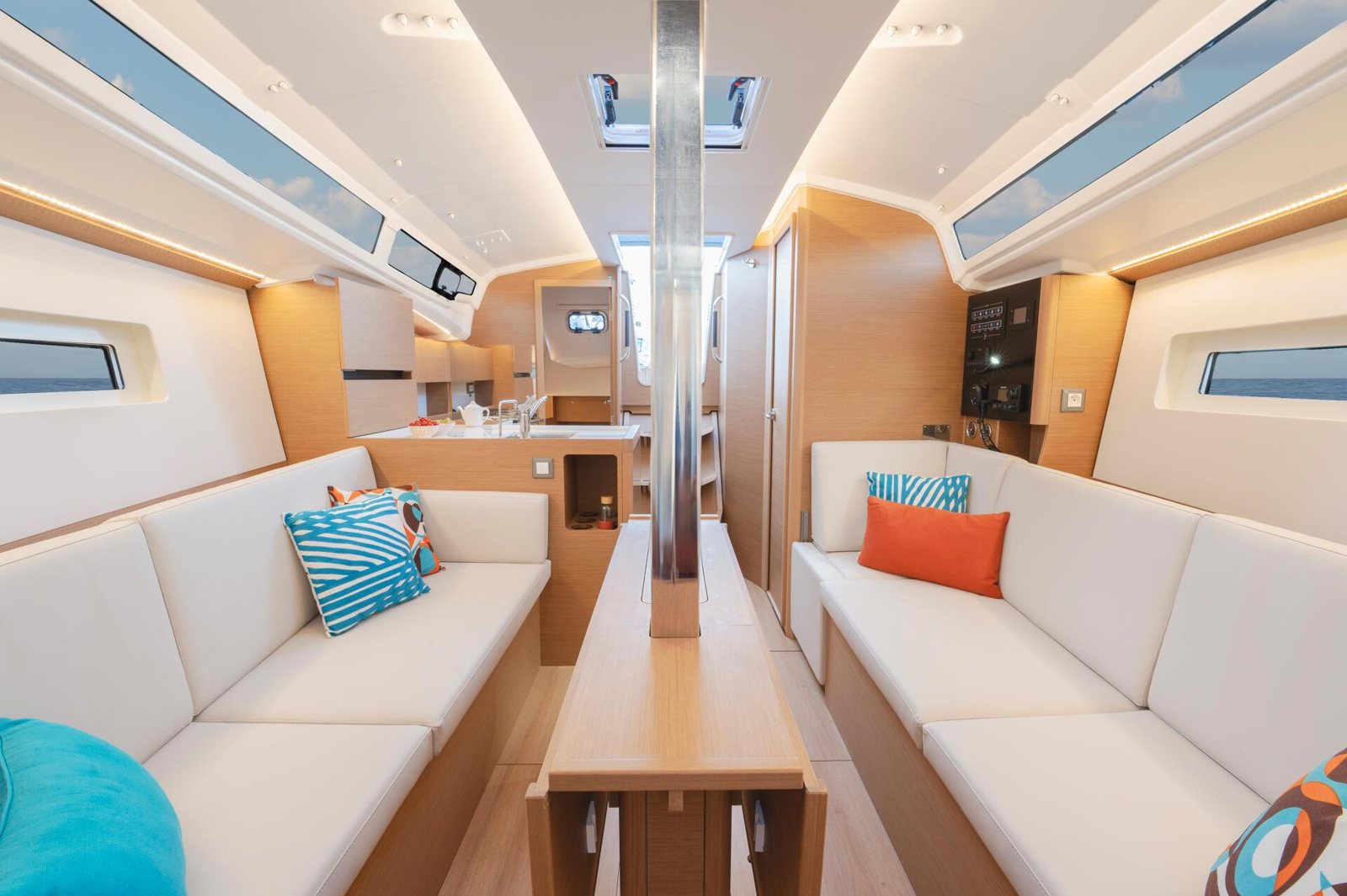 Jeanneau Sun Odyssey 350: семейный крейсер начинается с выбора киля Jeanneau Sun Odyssey 350