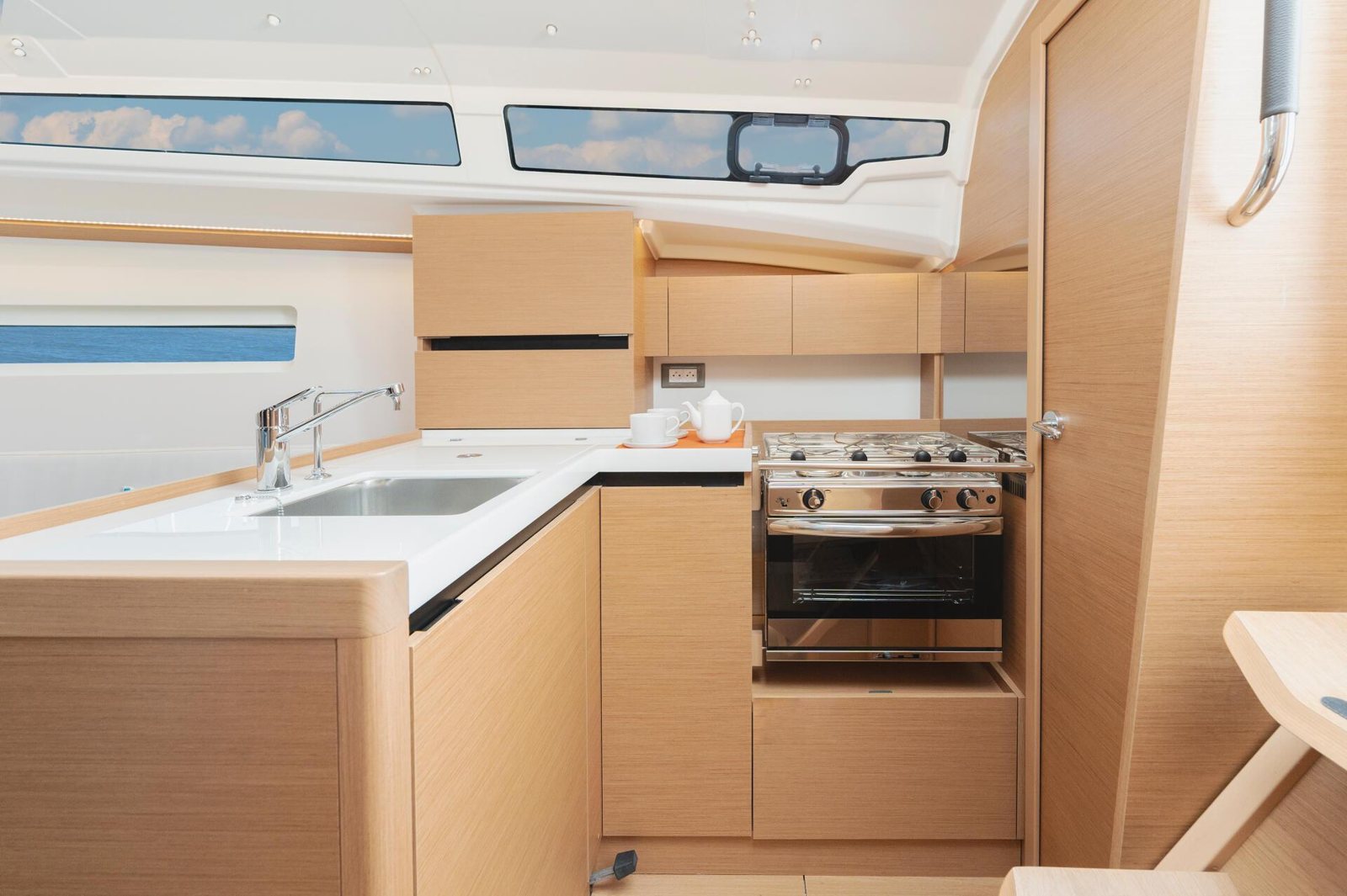 Jeanneau Sun Odyssey 350: семейный крейсер начинается с выбора киля Jeanneau Sun Odyssey 350