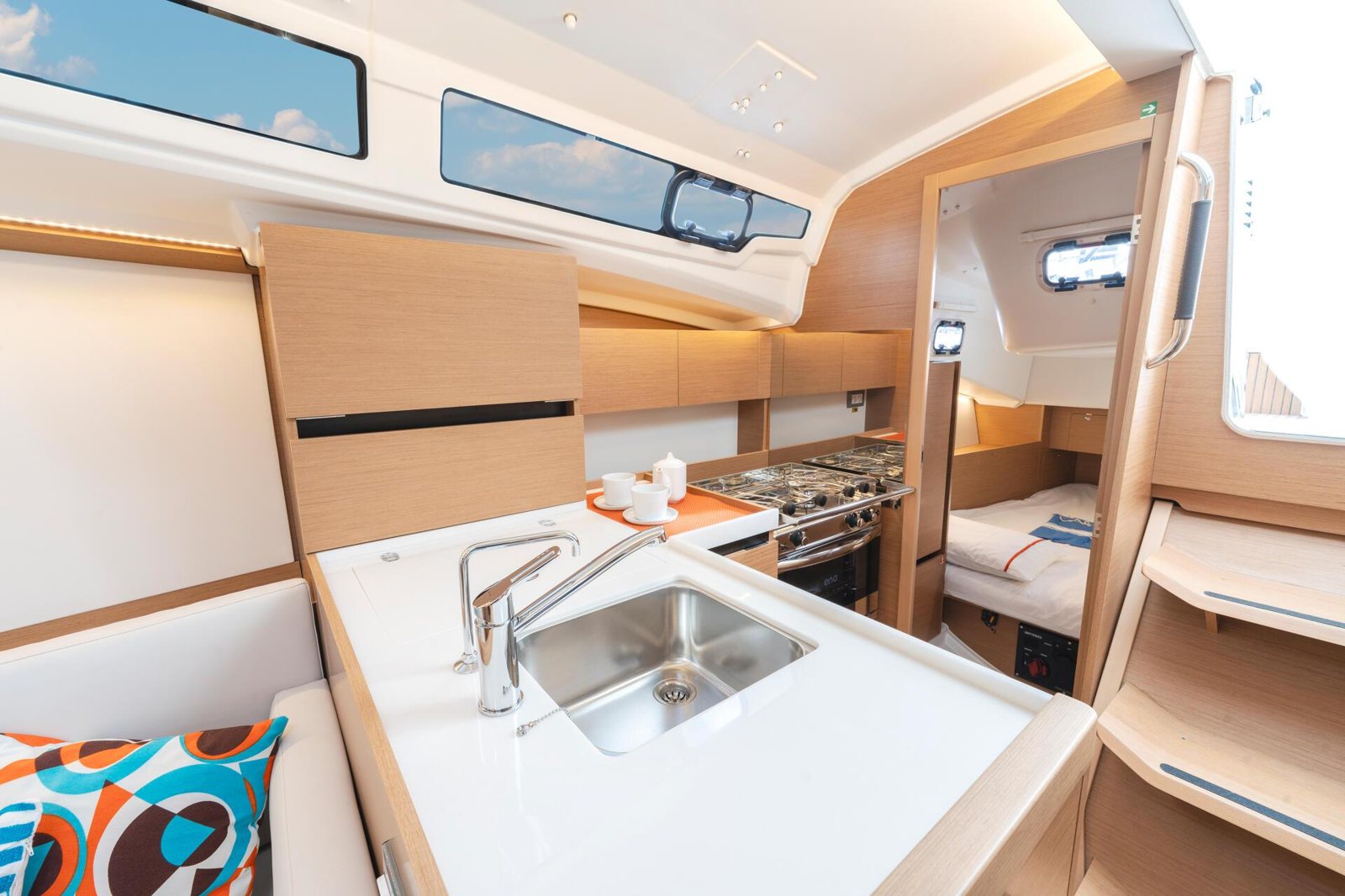 Jeanneau Sun Odyssey 350: семейный крейсер начинается с выбора киля Jeanneau Sun Odyssey 350