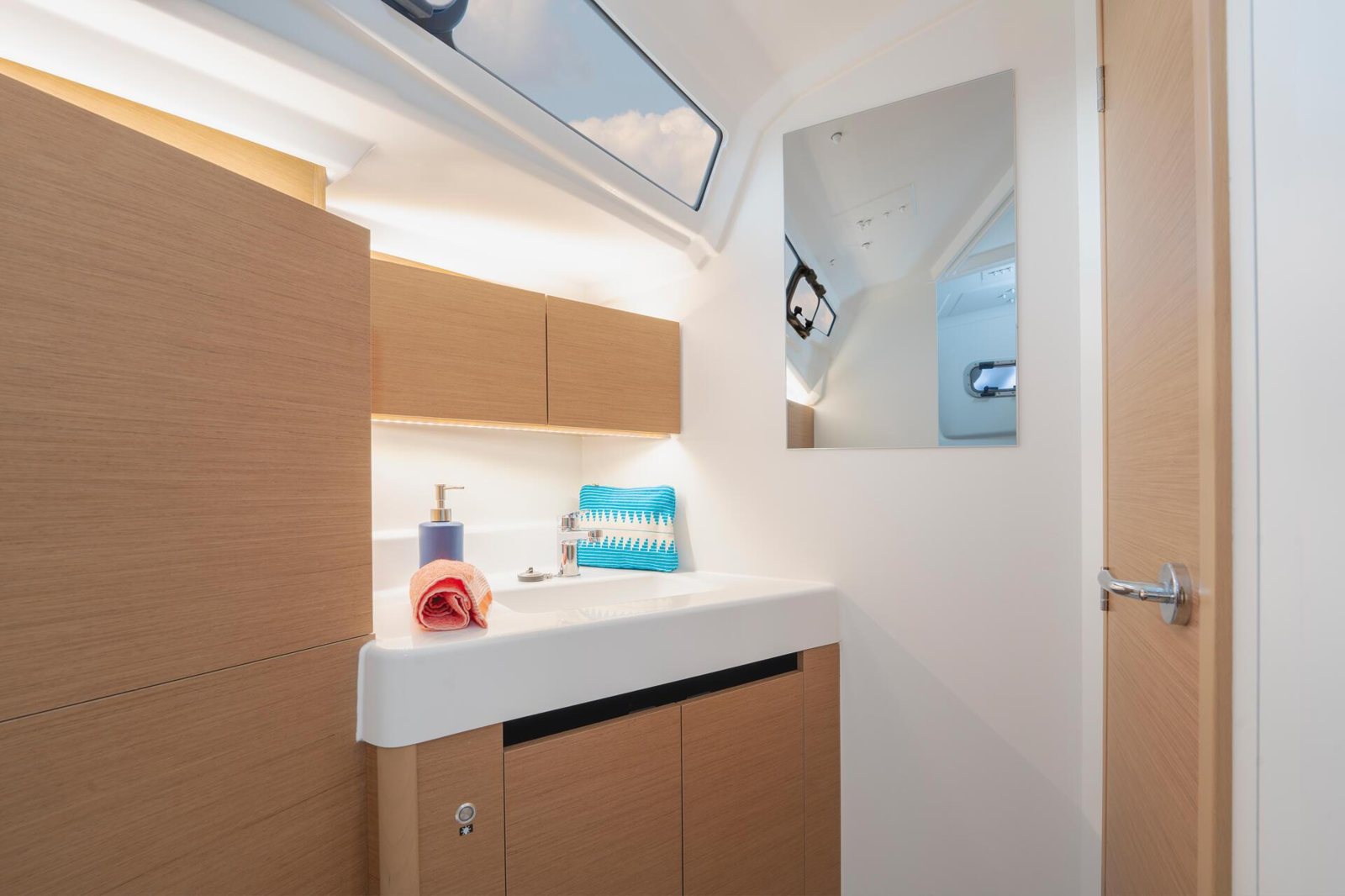 Jeanneau Sun Odyssey 350: семейный крейсер начинается с выбора киля Jeanneau Sun Odyssey 350