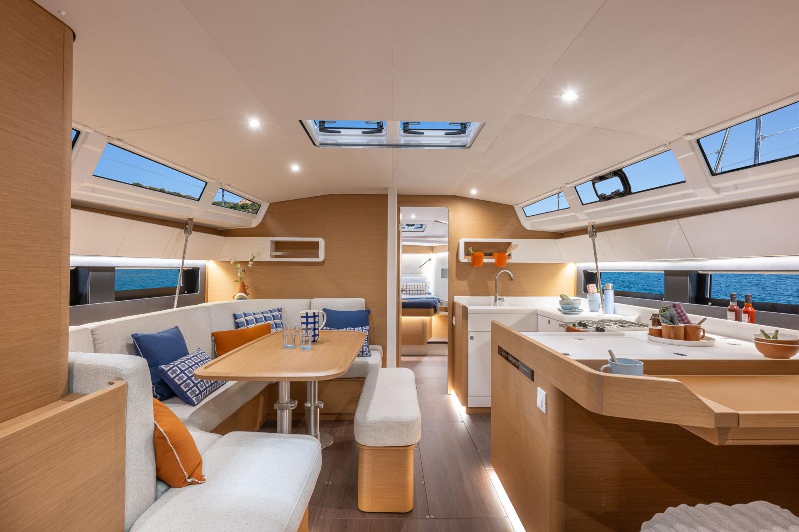 Jeanneau Sun Odyssey 455: просторный салон не отменяет выбора парусной яхты Jeanneau Sun Odyssey 455