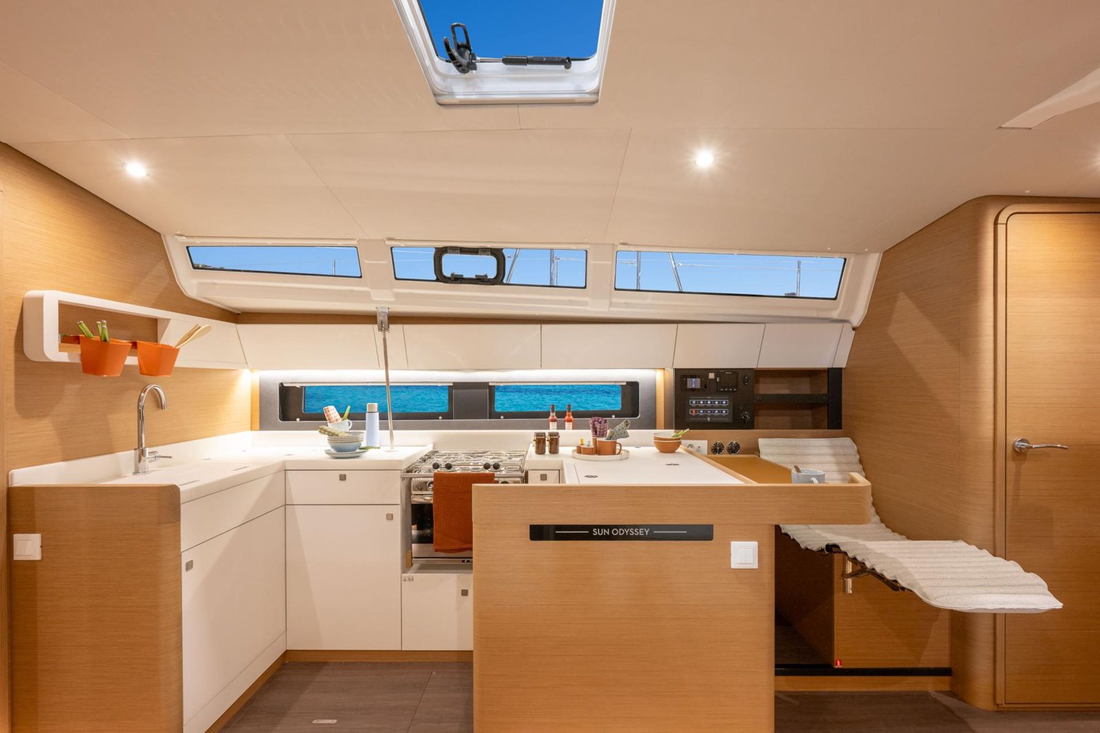 Jeanneau Sun Odyssey 455: просторный салон не отменяет выбора парусной яхты Jeanneau Sun Odyssey 455