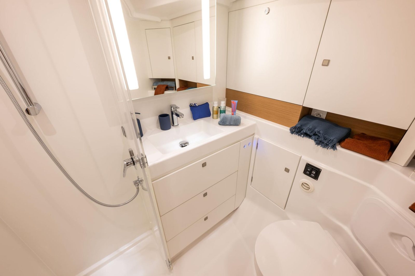 Jeanneau Sun Odyssey 455: просторный салон не отменяет выбора парусной яхты Jeanneau Sun Odyssey 455