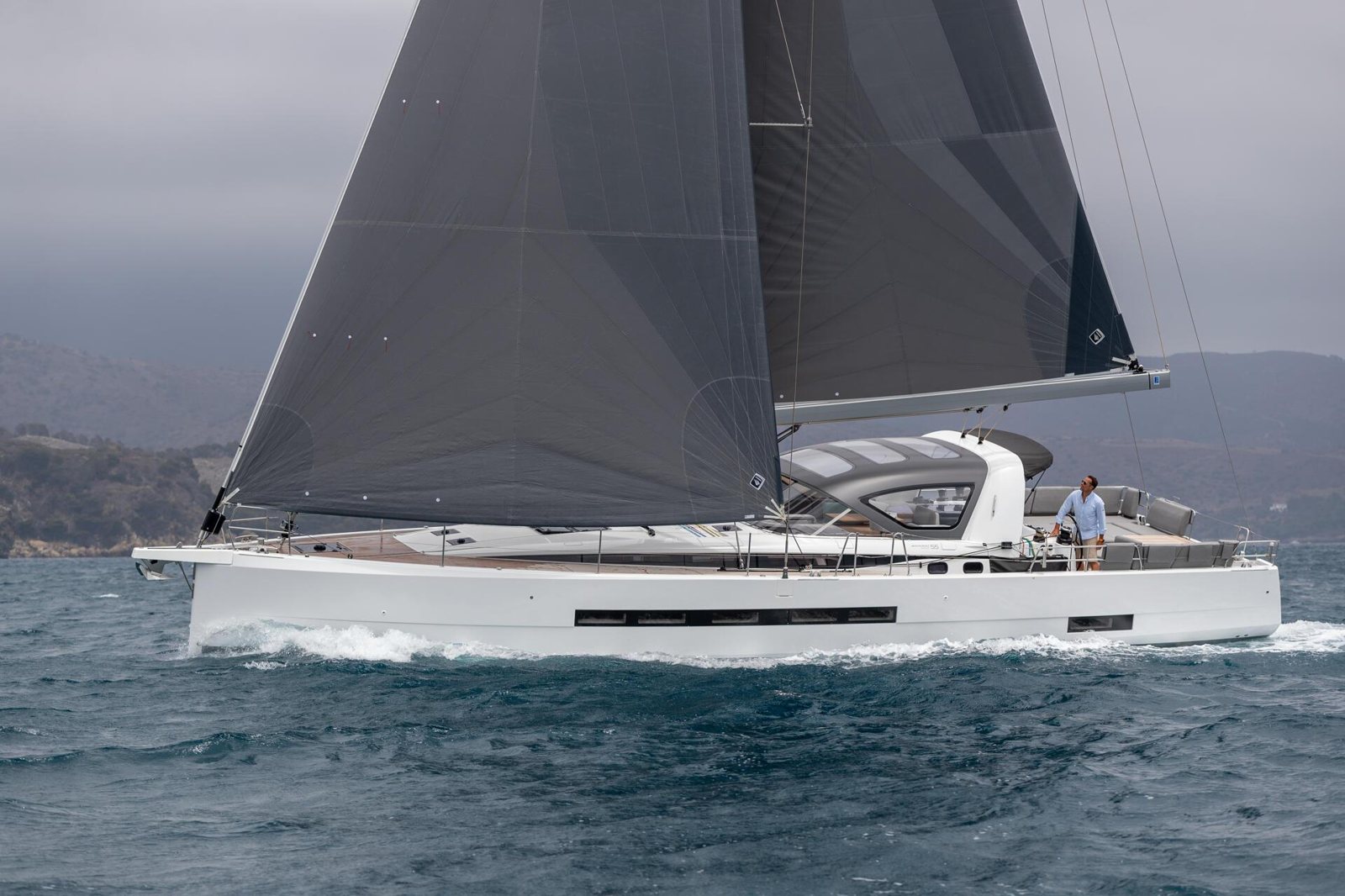 Jeanneau Yachts 55: три входа меняют отношения на борту Jeanneau Yachts 55