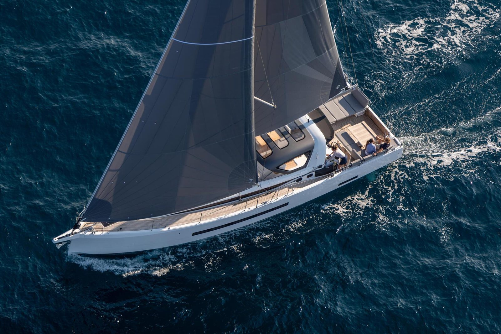 Jeanneau Yachts 55: три входа меняют отношения на борту Jeanneau Yachts 55