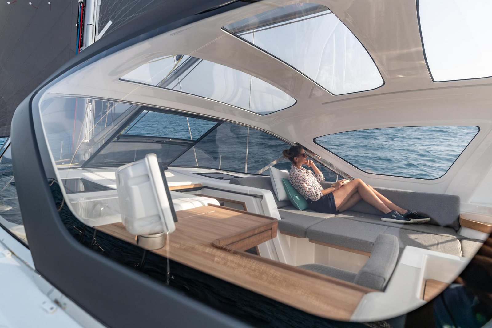 Jeanneau Yachts 55: три входа меняют отношения на борту Jeanneau Yachts 55