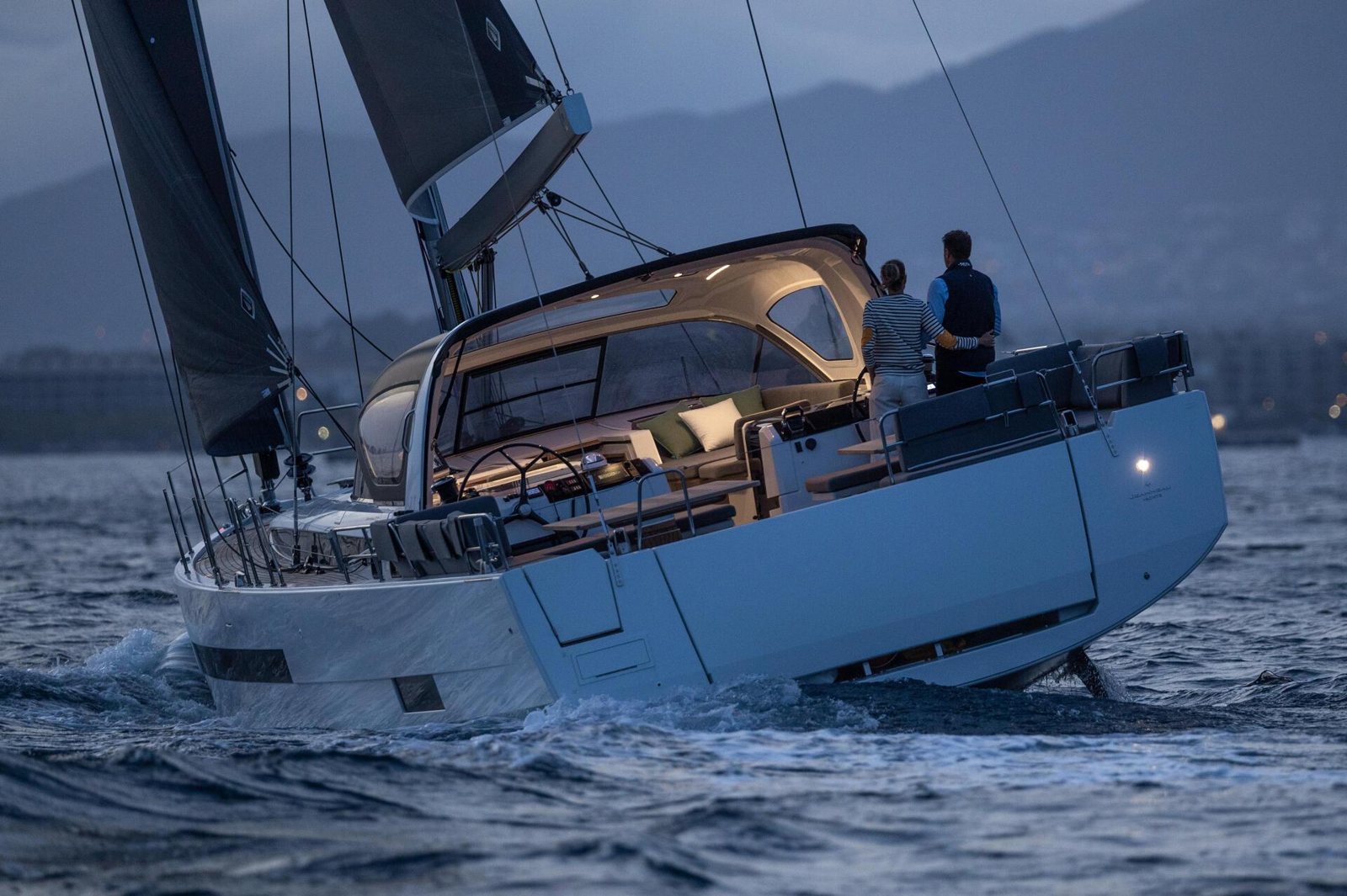 Jeanneau Yachts 55: три входа меняют отношения на борту Jeanneau Yachts 55