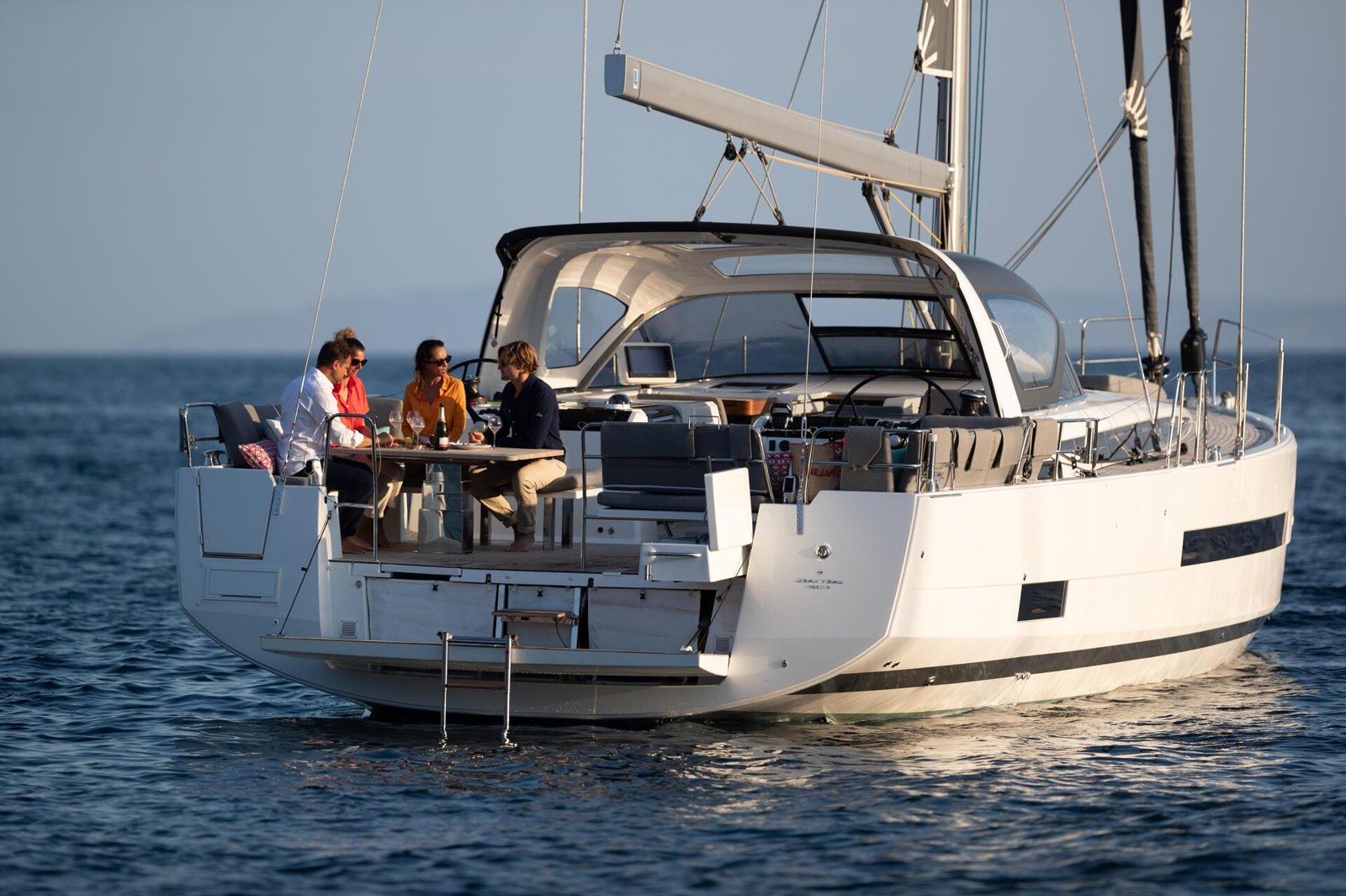 Jeanneau Yachts 55: три входа меняют отношения на борту Jeanneau Yachts 55