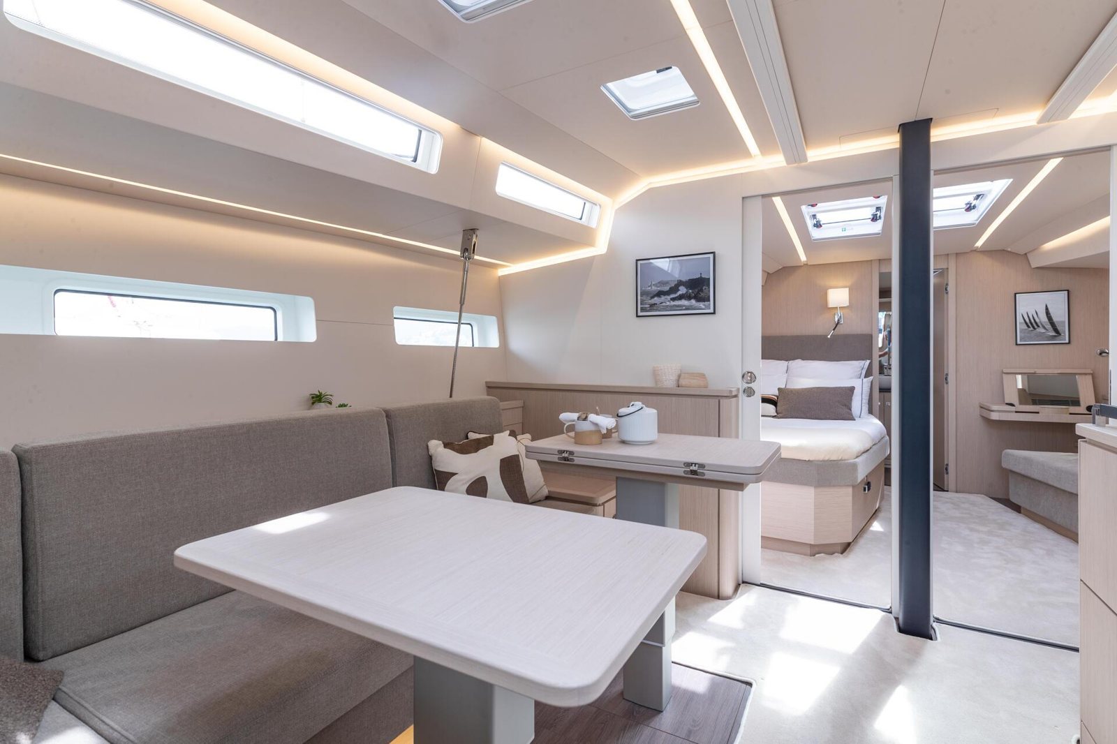 Jeanneau Yachts 55: три входа меняют отношения на борту Jeanneau Yachts 55